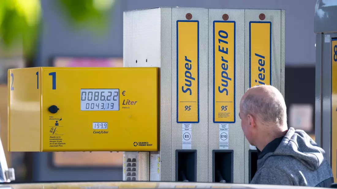 Knapp 17 Cent sank die Steuer auf Benzin und Diesel zum Maianfang. Komplett ist dies bisher nicht bei den Autofahrern angekommen. - Bild: Pia Bayer/dpa
