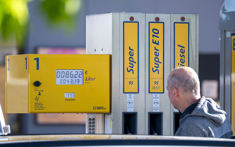 Knapp 17 Cent sank die Steuer auf Benzin und Diesel zum Maianfang. Komplett ist dies bisher nicht bei den Autofahrern angekommen. - Foto: Pia Bayer/dpa