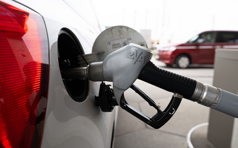 Um knapp 17 Cent sank die Steuer auf Benzin und Diesel - komplett ist dies bisher nicht an den Zapfsäulen angekommen. (Archivbild) - Foto: Sebastian Kahnert/dpa