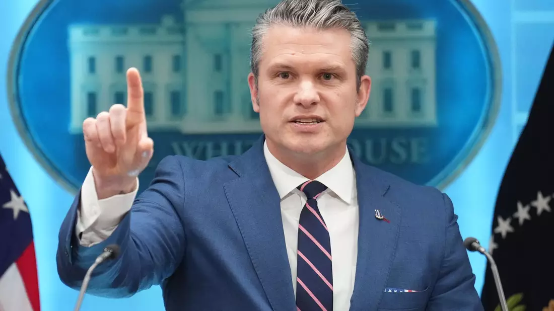 Pentagon-Chef Hegseth ordnet den Abzug von rund 5.000 Soldaten aus Deutschland an. (Archivbild) - Bild: Mark Schiefelbein/AP/dpa