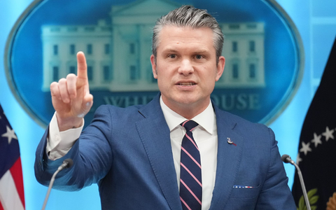 Pentagon-Chef Hegseth ordnet den Abzug von rund 5.000 Soldaten aus Deutschland an. (Archivbild) - Foto: Mark Schiefelbein/AP/dpa