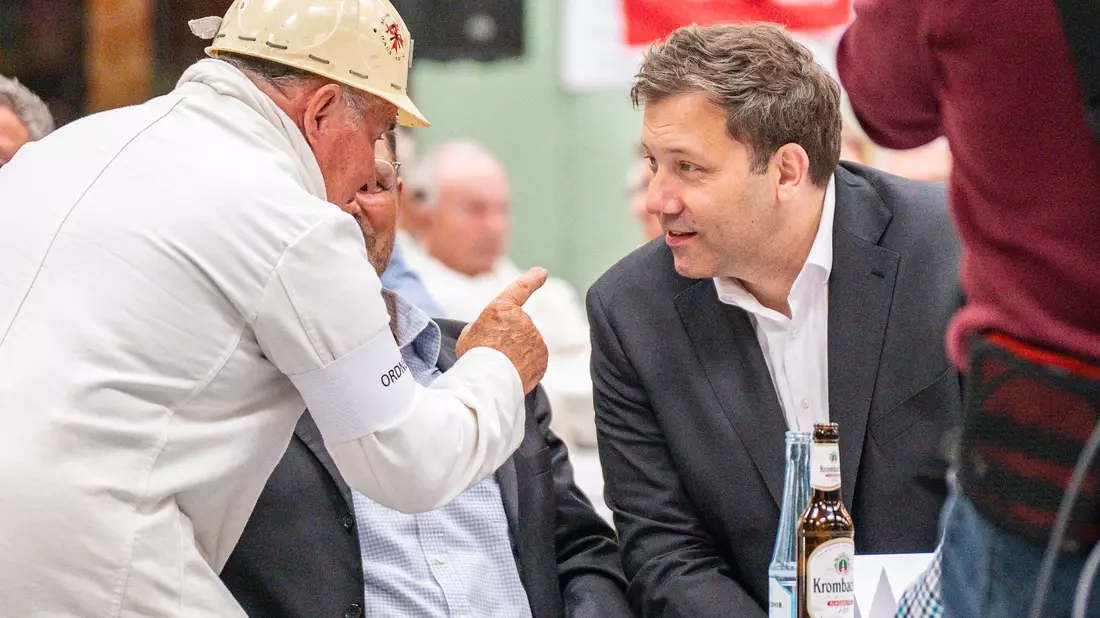 SPD-Chef Lars Klingbeil hat schon einige Ideen, wie die Steuerreform aussehen könnte. (Archivbild) - Bild: Benjamin Westhoff/dpa