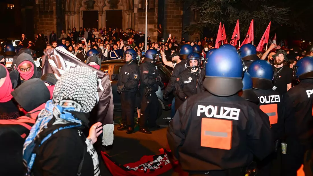 Die Gewerkschaft der Polizei spricht nach der Demonstration am Abend des 1. Mai in Berlin-Kreuzberg von einer gemischten Bilanz.  - Bild: Sebastian Christoph Gollnow/dpa