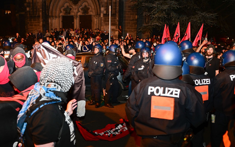 Die Gewerkschaft der Polizei spricht nach der Demonstration am Abend des 1. Mai in Berlin-Kreuzberg von einer gemischten Bilanz.  - Foto: Sebastian Christoph Gollnow/dpa