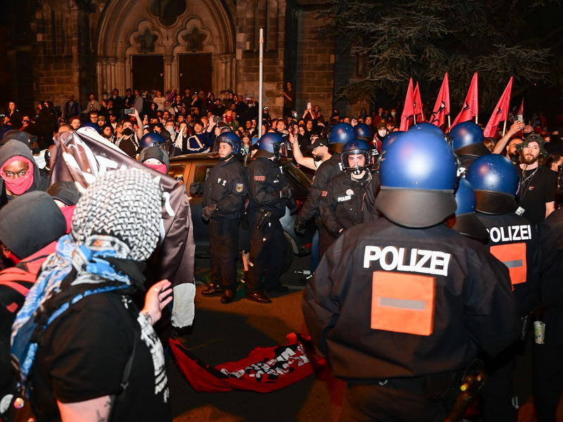 Die Gewerkschaft der Polizei spricht nach der Demonstration am Abend des 1. Mai in Berlin-Kreuzberg von einer gemischten Bilanz.  - Foto: Sebastian Christoph Gollnow/dpa