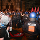 Die Gewerkschaft der Polizei spricht nach der Demonstration am Abend des 1. Mai in Berlin-Kreuzberg von einer gemischten Bilanz.  - Foto: Sebastian Christoph Gollnow/dpa