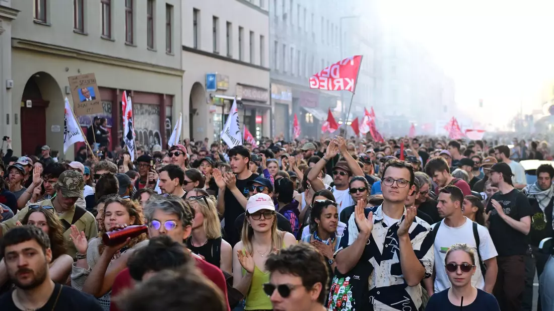 Die Polizei zieht ein gemischtes Fazit: Nach stundenlang friedlicher Demo kam es am Ende zu Flaschen- und Böllerwürfen auf Einsatzkräfte. - Bild: Fabian Sommer/dpa