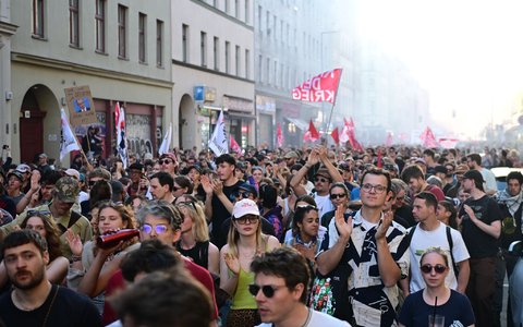 Die Polizei zieht ein gemischtes Fazit: Nach stundenlang friedlicher Demo kam es am Ende zu Flaschen- und Böllerwürfen auf Einsatzkräfte. - Foto: Fabian Sommer/dpa