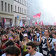 Die Polizei zieht ein gemischtes Fazit: Nach stundenlang friedlicher Demo kam es am Ende zu Flaschen- und Böllerwürfen auf Einsatzkräfte. - Foto: Fabian Sommer/dpa