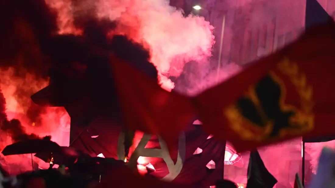 Am Ende der großen linken Demonstration am Abend des 1. Mai in Berlin-Kreuzberg kam es noch zu einigen kleineren Angriffen auf Polizisten.  - Bild: Fabian Sommer/dpa