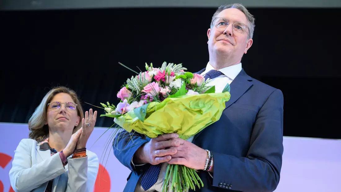 SPD-Parteichefin Bätzing-Lichtenthäler und Verhandlungsführer Alexander Schweitzer haben für den Koalitionsvertrag mit der CDU geworben. - Bild: Hannes P. Albert/dpa