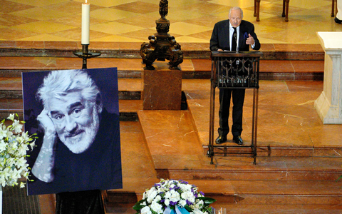 Adorfs Kollege Axel Milberg hielt eine der Trauerreden. - Foto: Uwe Lein/dpa
