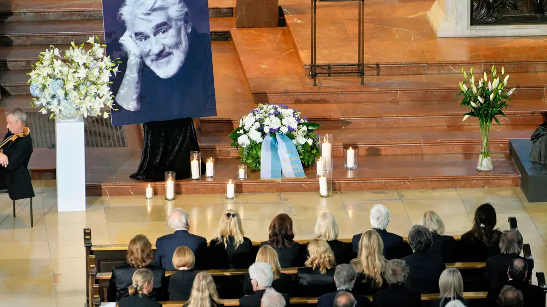 Die Trauerfeier fand in der Kirche St. Michael statt. - Bild: Uwe Lein/dpa