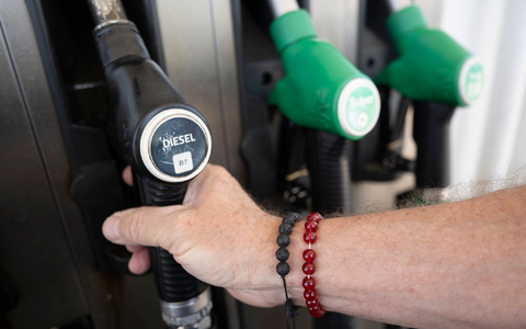 Um knapp 17 Cent sank die Steuer auf Benzin und Diesel - komplett ist dies bisher nicht an den Zapfsäulen angekommen. (Archivbild) - Foto: Marijan Murat/dpa