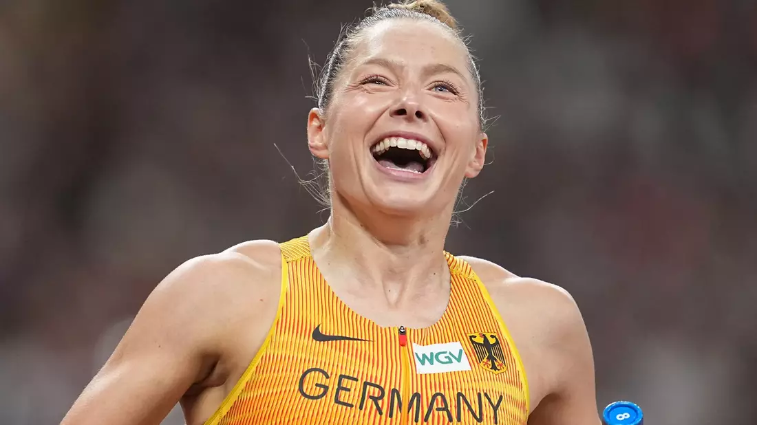 Gina Lückenkemper hat sich mit der 4x100-Meter-Staffel der Frauen für die WM 2027 qualifiziert. (Archivbild) - Bild: Michael Kappeler/dpa