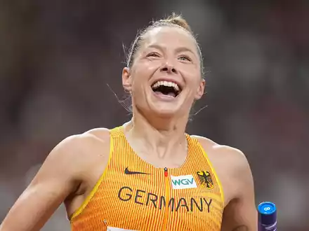 Gina Lückenkemper hat sich mit der 4x100-Meter-Staffel der Frauen für die WM 2027 qualifiziert. (Archivbild) - Foto: Michael Kappeler/dpa