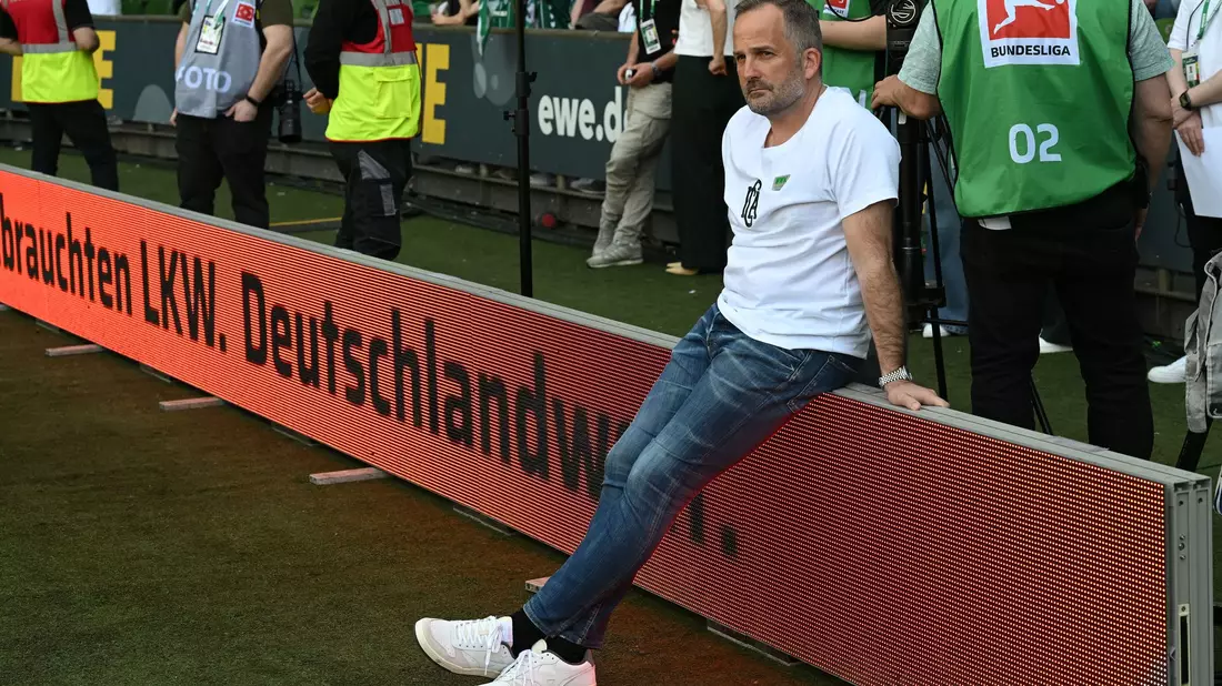 Lässig vor dem Spiel bei Werder, zufrieden danach: Augsburgs Trainer Manuel Baum.  - Bild: Carmen Jaspersen/dpa