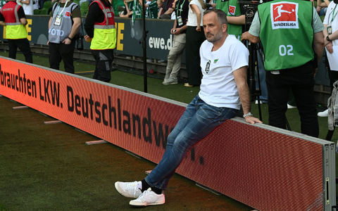 Lässig vor dem Spiel bei Werder, zufrieden danach: Augsburgs Trainer Manuel Baum.  - Foto: Carmen Jaspersen/dpa