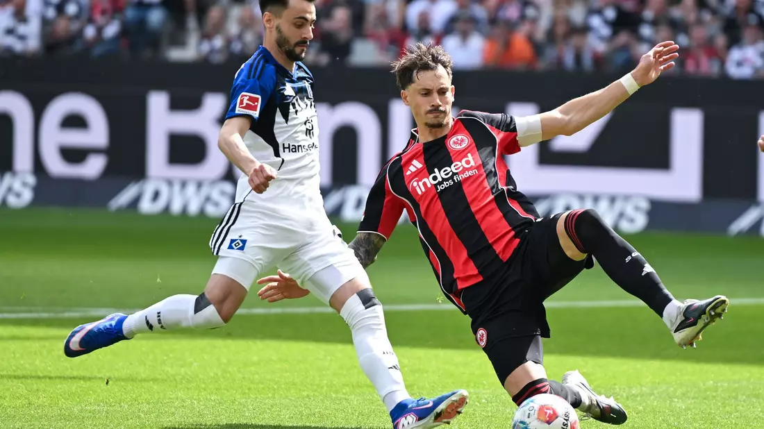 Der Hamburger Fábio Vieira (l) und der Frankfurter Robin Koch kämpfen um den Ball. - Bild: Florian Wiegand/dpa