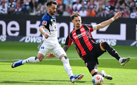 Der Hamburger Fábio Vieira (l) und der Frankfurter Robin Koch kämpfen um den Ball. - Foto: Florian Wiegand/dpa