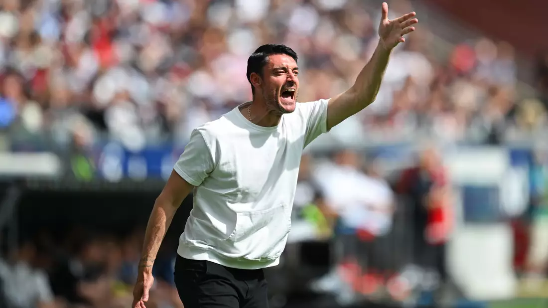 Noch am Tag vor dem Spiel holte Frankfurts Coach Albert Riera zu einer großen Medienschelte aus. - Bild: Florian Wiegand/dpa