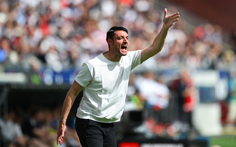 Noch am Tag vor dem Spiel holte Frankfurts Coach Albert Riera zu einer großen Medienschelte aus. - Foto: Florian Wiegand/dpa