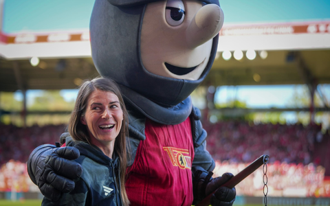 Union-Trainerin Marie-Louise Eta wird von Club-Maskottchen Ritter Keule umarmt.  - Foto: Soeren Stache/dpa