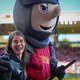 Union-Trainerin Marie-Louise Eta wird von Club-Maskottchen Ritter Keule umarmt.  - Foto: Soeren Stache/dpa