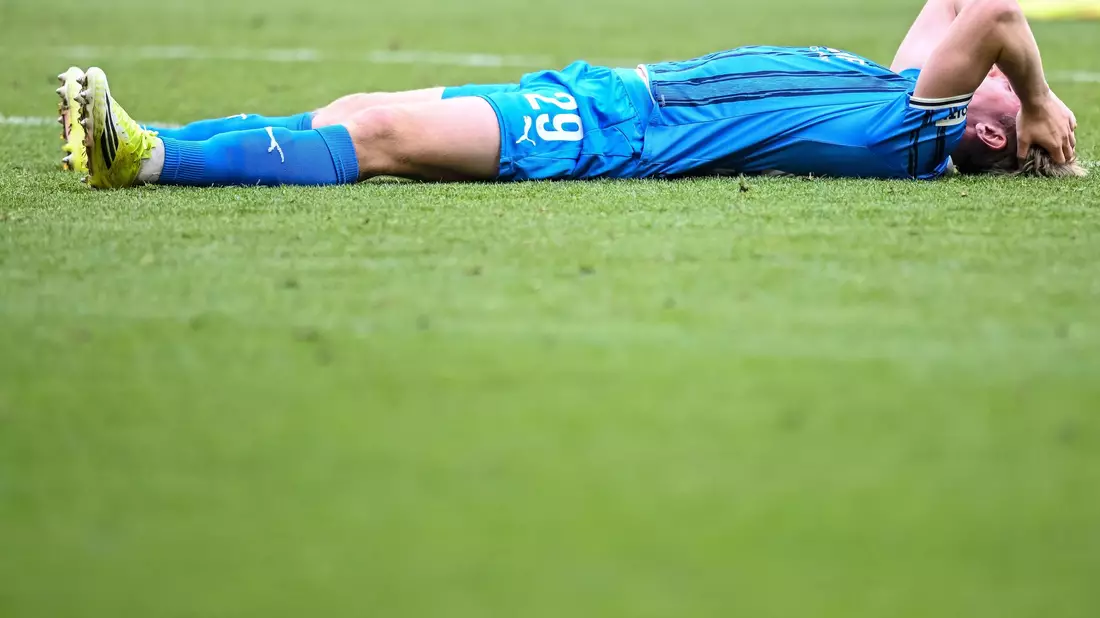 Fassungslos nach dem späten Gegentor: Heidenheims Mikkel Kaufmann am Boden nach dem 3:3. - Bild: Harry Langer/dpa