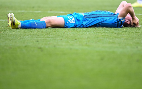 Fassungslos nach dem späten Gegentor: Heidenheims Mikkel Kaufmann am Boden nach dem 3:3. - Foto: Harry Langer/dpa