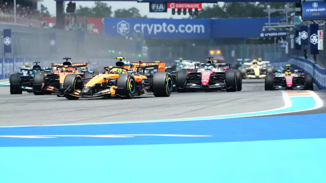 Lando Norris im McLaren lässt die Konkurrenz hinter sich. - Bild: Lynne Sladky/AP/dpa