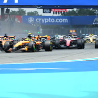 Lando Norris im McLaren lässt die Konkurrenz hinter sich. - Foto: Lynne Sladky/AP/dpa