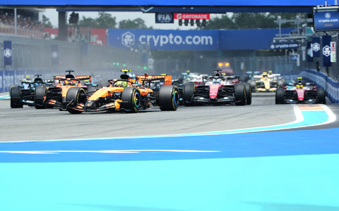 Lando Norris im McLaren lässt die Konkurrenz hinter sich. - Foto: Lynne Sladky/AP/dpa