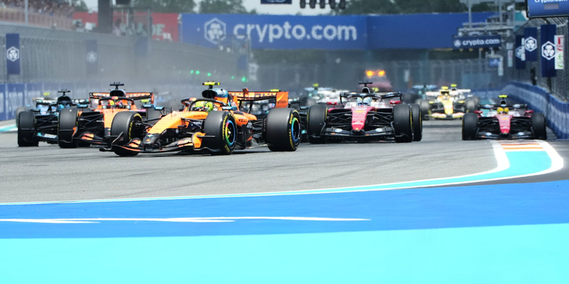 Lando Norris im McLaren lässt die Konkurrenz hinter sich. - Foto: Lynne Sladky/AP/dpa