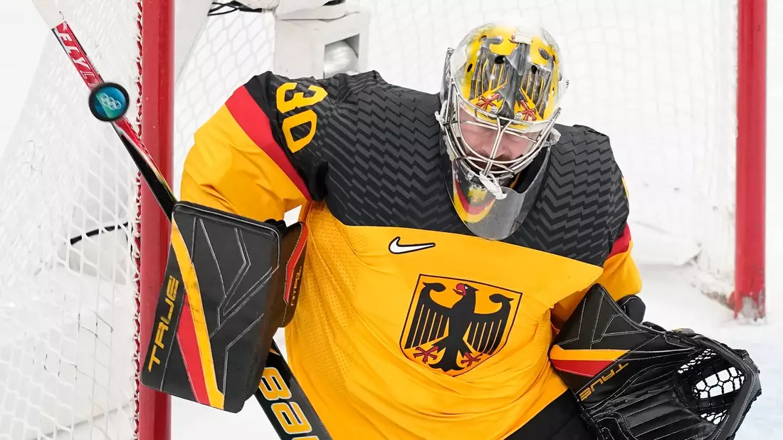 Deutschland darf für die WM in der Schweiz auf NHL-Torhüter Philipp Grubauer hoffen. - Bild: Petr David Josek/AP/dpa