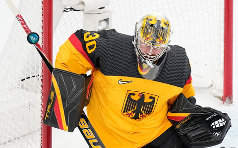 Deutschland darf für die WM in der Schweiz auf NHL-Torhüter Philipp Grubauer hoffen. - Foto: Petr David Josek/AP/dpa