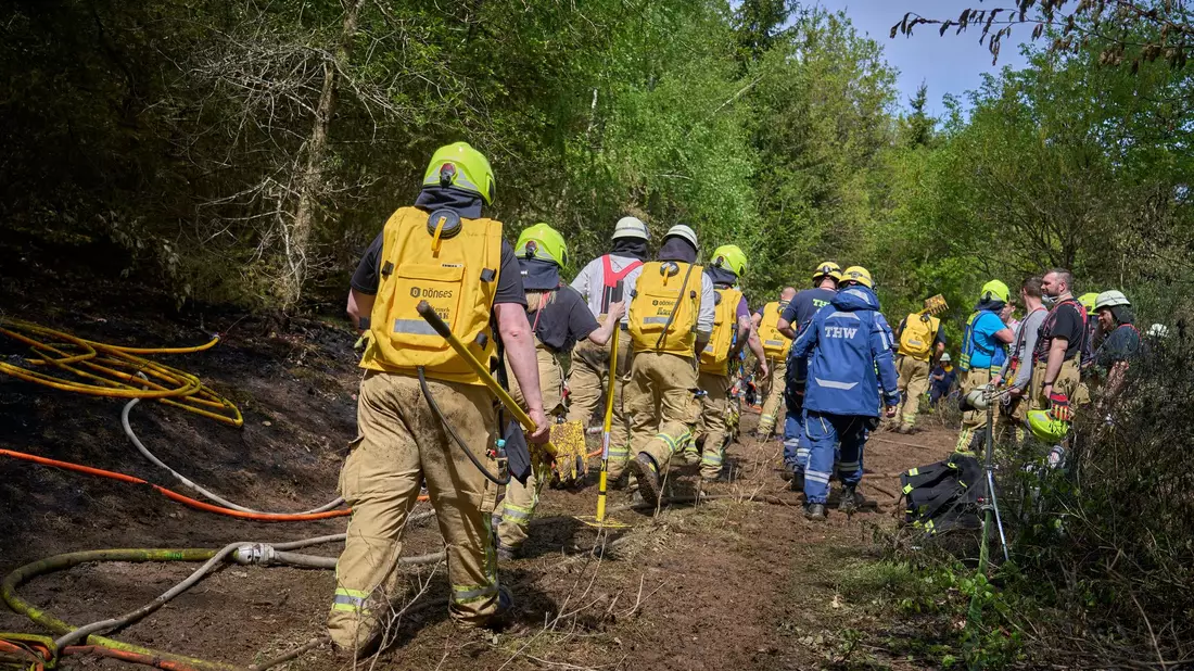Bei Friesenhagen kämpften zeitweise mehr als 400 Kräfte gegen die Flammen. - Bild: Sascha Ditscher/dpa