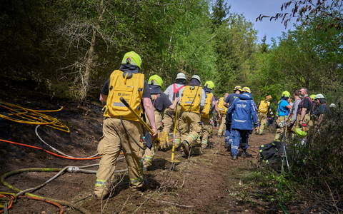 Bei Friesenhagen kämpften zeitweise mehr als 400 Kräfte gegen die Flammen. - Foto: Sascha Ditscher/dpa