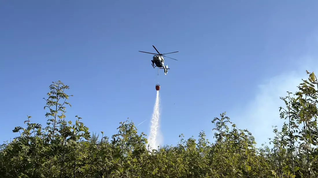 Beim Waldbrand bei Attendorn kam Hilfe aus der Luft. - Bild: Berthold Stamm/dpa