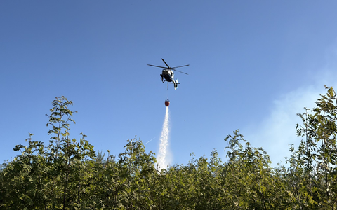 Beim Waldbrand bei Attendorn kam Hilfe aus der Luft. - Foto: Berthold Stamm/dpa