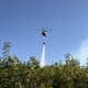 Beim Waldbrand bei Attendorn kam Hilfe aus der Luft. - Foto: Berthold Stamm/dpa