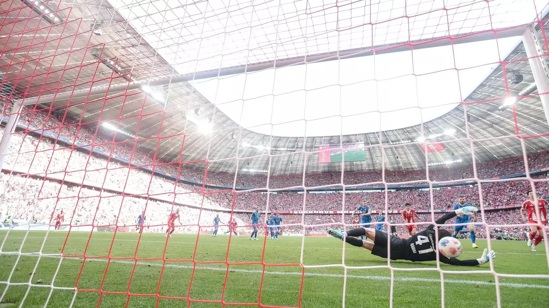 Heidenheims Schockmoment: Der Schuss von Bayern-Star Michael Olise prallt vom Pfosten an den Rücken von Torwart Diant Ramaj und kullert über die Linie. - Bild: Harry Langer/dpa