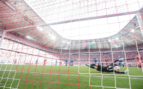 Heidenheims Schockmoment: Der Schuss von Bayern-Star Michael Olise prallt vom Pfosten an den Rücken von Torwart Diant Ramaj und kullert über die Linie. - Foto: Harry Langer/dpa