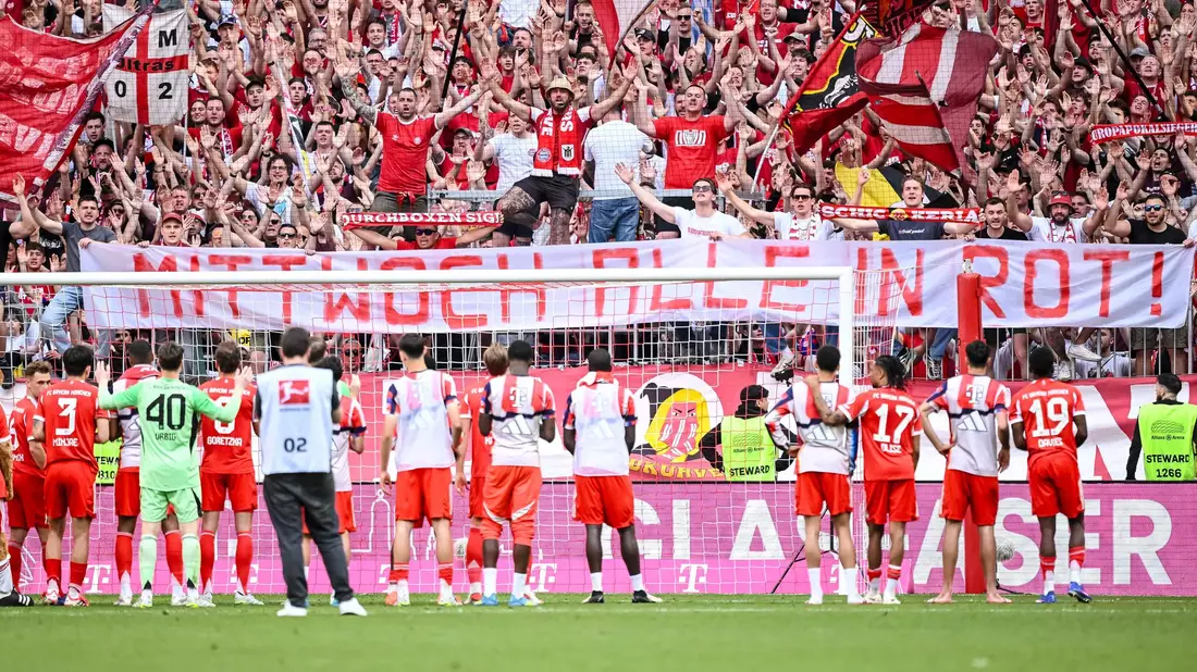 Die Fans stimmen die Bayern-Profis nach dem 3:3 gegen Heidenheim auf das Champions-League-Rückspiel gegen Paris ein. - Bild: Harry Langer/dpa