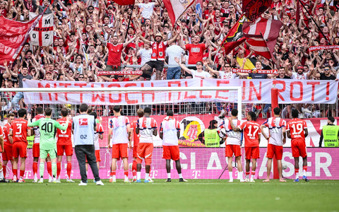 Die Fans stimmen die Bayern-Profis nach dem 3:3 gegen Heidenheim auf das Champions-League-Rückspiel gegen Paris ein. - Foto: Harry Langer/dpa