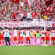 Die Fans stimmen die Bayern-Profis nach dem 3:3 gegen Heidenheim auf das Champions-League-Rückspiel gegen Paris ein. - Foto: Harry Langer/dpa