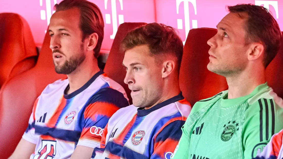 Prominente Bayern-Bank: Harry Kane, Joshua Kimmich und Manuel Neuer (vl).   - Bild: Harry Langer/dpa