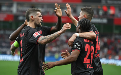 Bayer Leverkusen bejubelte gegen RB Leipzig einen wichtigen Sieg im Kampf um die Champions-League-Teilnahme.  - Foto: Fabian Strauch/dpa