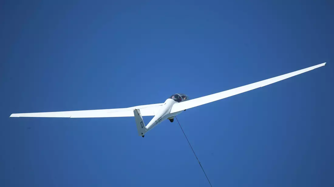 Der Pilot starb noch an der Unglücksstelle. (Symbobild) - Bild: David Young/dpa