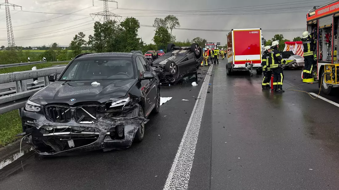  Die Frau starb noch an der Unfallstelle.  - Bild: Alexander Franz/Alexander Franz / Erftkreis News/dpa